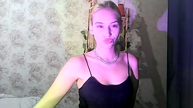 Snapshot of ClaireLaSweet chatting on September 28, 8:43 am ClaireLaSweet online show from September 28, 8:43 am