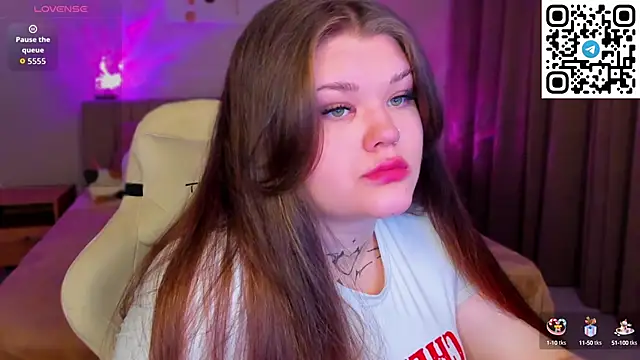 Snapshot of elle_one chatting on October 14, 2:56 am elle one online show from October 14, 2:56 am