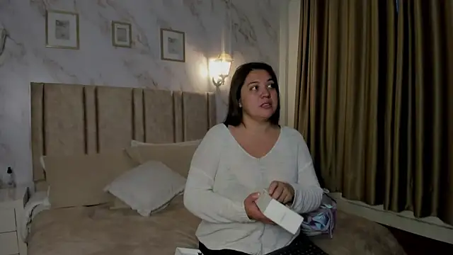 Snapshot of Paula_And chatting on January 6, 11:25 am Paula And online show from January 6, 11:25 am