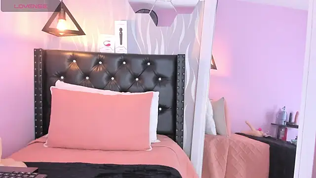 lucia-cute online show from April 23, 7:04 pm