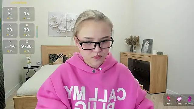 Snapshot of flooora_0 chatting on October 30, 12:42 am flooora 0 online show from October 30, 12:42 am