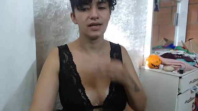 annie clark2 online show from February 8, 9:01 pm