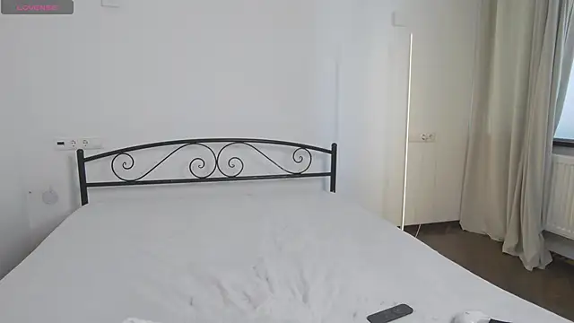 AlexsisFaee online show from April 15, 7:14 am