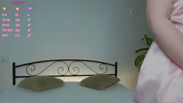 Snapshot of AlexsisFaee chatting on June 9, 6:47 am AlexsisFaee online show from June 9, 6:47 am
