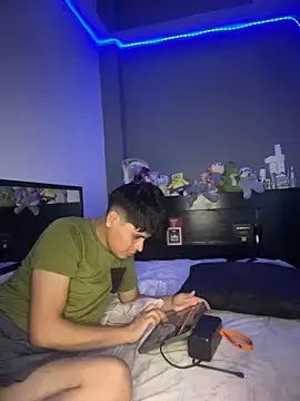 Snapshot of Kailertwink chatting on June 19, 6:47 pm Kailertwink online show from June 19, 6:47 pm