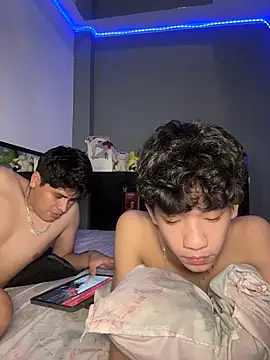 Snapshot of Kailertwink chatting on July 10, 11:27 pm Kailertwink online show from July 10, 11:27 pm
