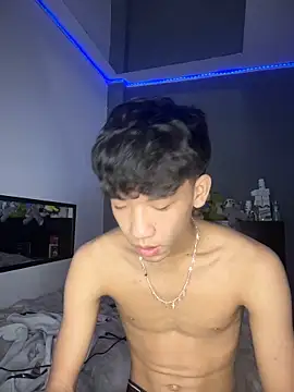 Snapshot of Kailertwink chatting on June 18, 2:44 pm Kailertwink online show from June 18, 2:44 pm