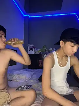 Snapshot of Kailertwink chatting on June 29, 6:40 pm Kailertwink online show from June 29, 6:40 pm