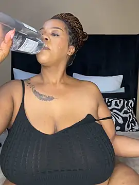 THICKBUNNYCHICKxxx online show from April 2, 8:26 pm