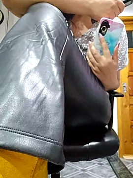 Snapshot of ShineBright88 chatting on November 3, 8:34 pm ShineBright88 online show from November 3, 8:34 pm