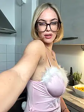 zoeypink online show from November 26, 6:30 pm