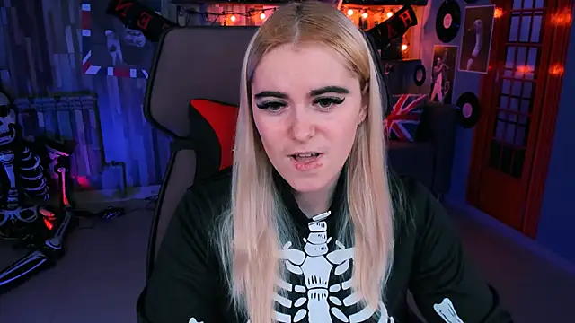 Snapshot of Stef_Nicks chatting on October 31, 9:06 am Stef Nicks online show from October 31, 9:06 am