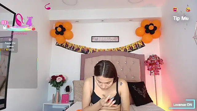 Snapshot of AmelieAndAce chatting on October 16, 1:08 pm AmelieAndAce online show from October 16, 1:08 pm