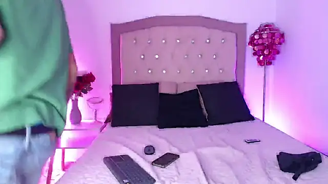 Snapshot of AmelieAndAce chatting on September 22, 1:06 pm AmelieAndAce online show from September 22, 1:06 pm