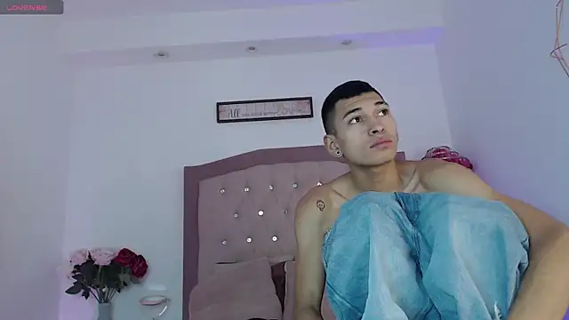 Snapshot of AmelieAndAce chatting on September 23, 12:45 pm AmelieAndAce online show from September 23, 12:45 pm