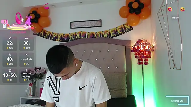 Snapshot of AmelieAndAce chatting on October 9, 12:49 pm AmelieAndAce online show from October 9, 12:49 pm