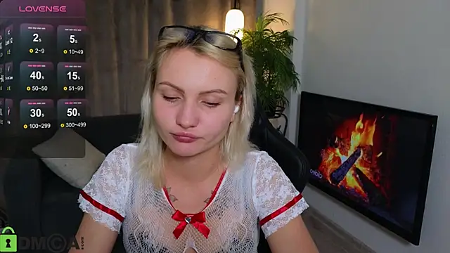 Cameronlovely  online show from October 18, 7:16 pm