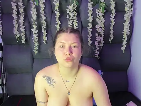 Snapshot of JuliettaRousse69 chatting on February 4, 1:50 pm JuliettaRousse69 online show from February 4, 1:50 pm