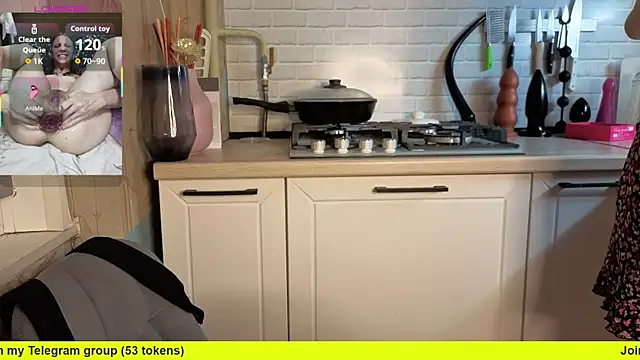 Snapshot of Edena_ chatting on October 4, 1:51 am Edena online show from October 4, 1:51 am