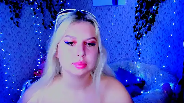 ChloeRicc online show from November 10, 12:10 pm