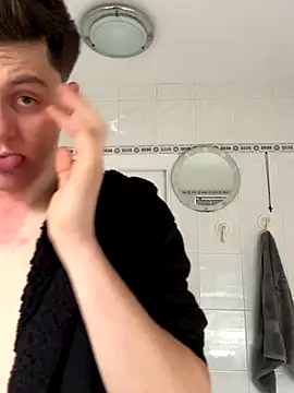 Snapshot of AmMadness chatting on December 17, 1:05 pm AmMadness online show from December 17, 1:05 pm