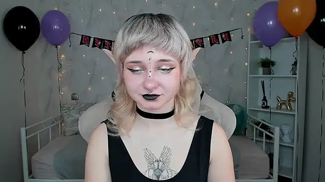 Tori Cutie online show from October 31, 11:55 pm