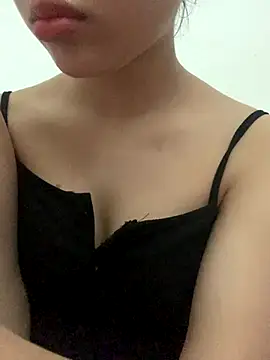 Nguyenha11 online show from September 28, 8:43 am