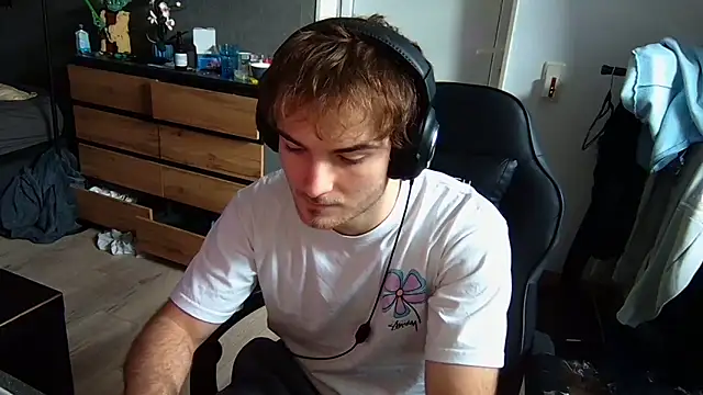 Snapshot of Rudi2007Eye chatting on February 10, 11:20 am Rudi2007Eye online show from February 10, 11:20 am