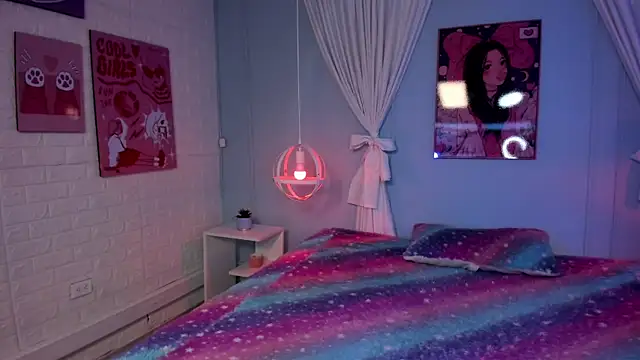 Hannahpage online show from December 22, 12:05 pm