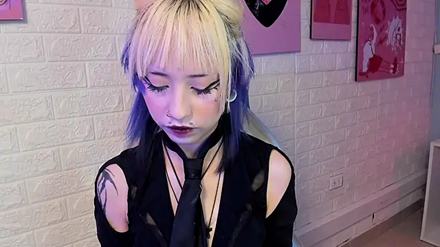 Hannahpage online show from November 21, 12:37 pm