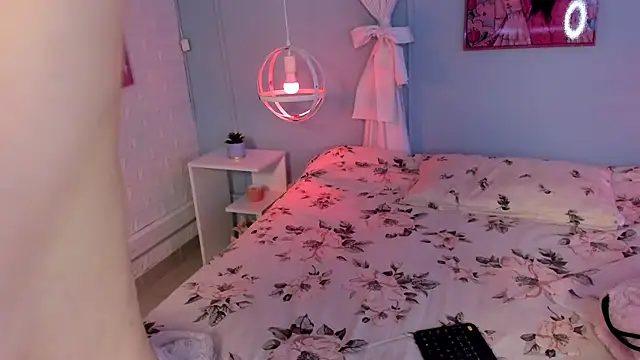 Hannahpage online show from December 3, 12:37 pm