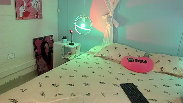 Hannahpage online show from October 28, 12:04 pm