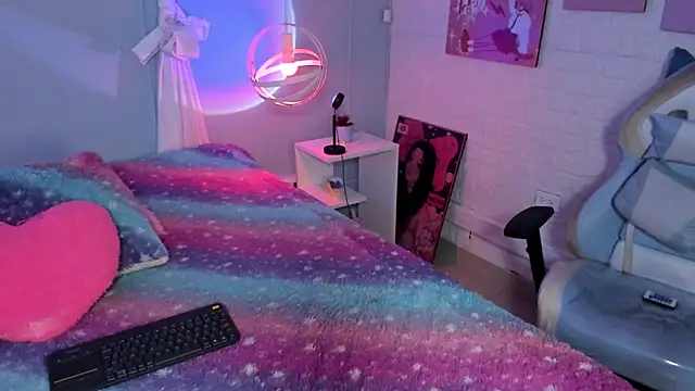 Hannahpage online show from November 4, 11:58 am