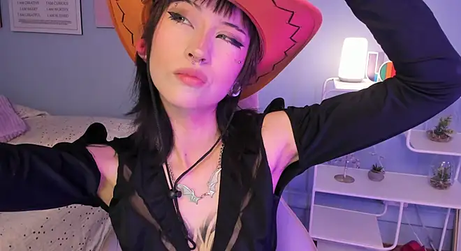 Hannahpage online show from January 15, 12:19 pm