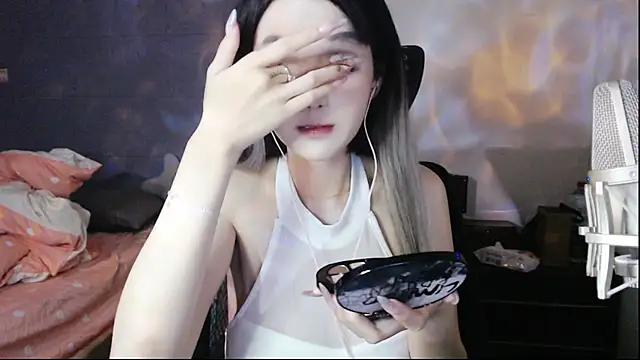 Snapshot of twlilybae chatting on June 28, 8:09 am twlilybae online show from June 28, 8:09 am