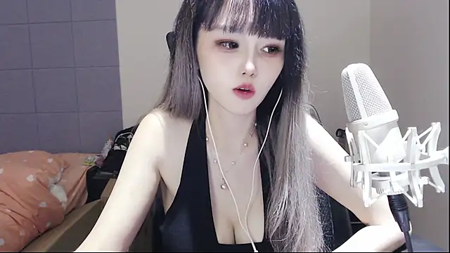 Snapshot of twlilybae chatting on June 26, 11:49 am twlilybae online show from June 26, 11:49 am