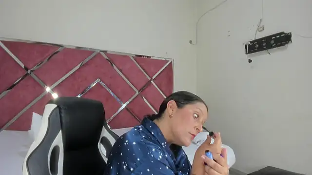 Snapshot of KikaDuque chatting on November 7, 7:07 pm KikaDuque online show from November 7, 7:07 pm