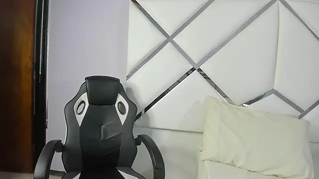 KikaDuque online show from April 10, 6:59 pm