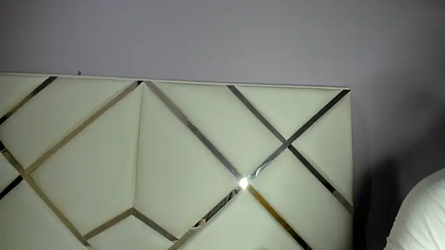 KikaDuque online show from April 6, 8:10 pm