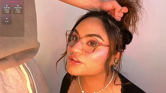 Snapshot of laurale_phillipe chatting on February 16, 11:24 pm laurale phillipe online show from February 16, 11:24 pm