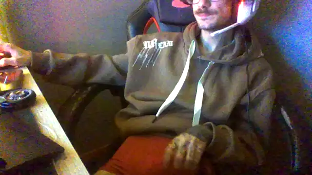 Snapshot of Dikklauss chatting on October 19, 10:34 pm Dikklauss online show from October 19, 10:34 pm