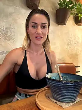 Snapshot of CamyBlossom chatting on October 10, 1:01 pm CamyBlossom online show from October 10, 1:01 pm