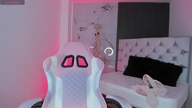 chloesagee online show from December 3, 9:36 pm