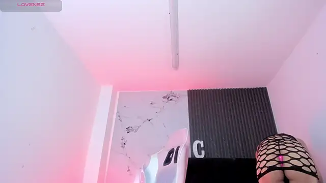 chloesagee online show from May 5, 10:35 pm