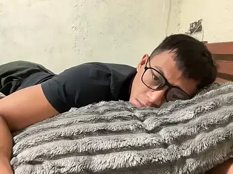 PinooyMilker online show from December 19, 1:46 pm