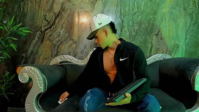 Snapshot of Draven_Marceaux chatting on September 19, 1:31 am Draven Marceaux online show from September 19, 1:31 am