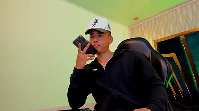 Snapshot of Draven_Marceaux chatting on September 14, 1:22 pm Draven Marceaux online show from September 14, 1:22 pm