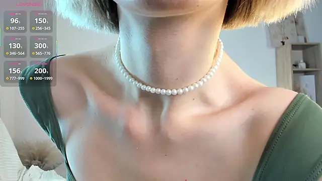 Ice Strawberry online show from November 28, 3:17 am