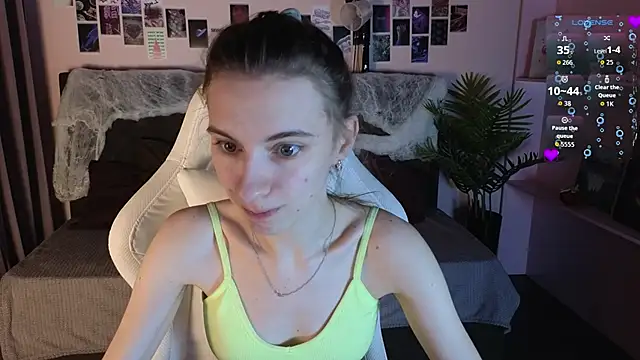 Snapshot of kaleriyaa_ chatting on November 2, 1:32 am kaleriyaa online show from November 2, 1:32 am