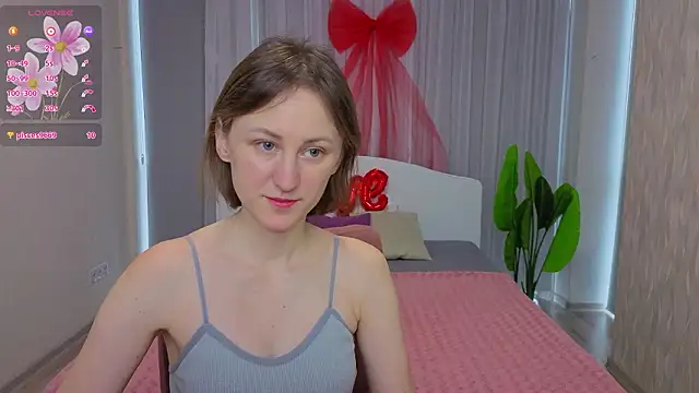 LuluChiiii online show from February 13, 9:09 am